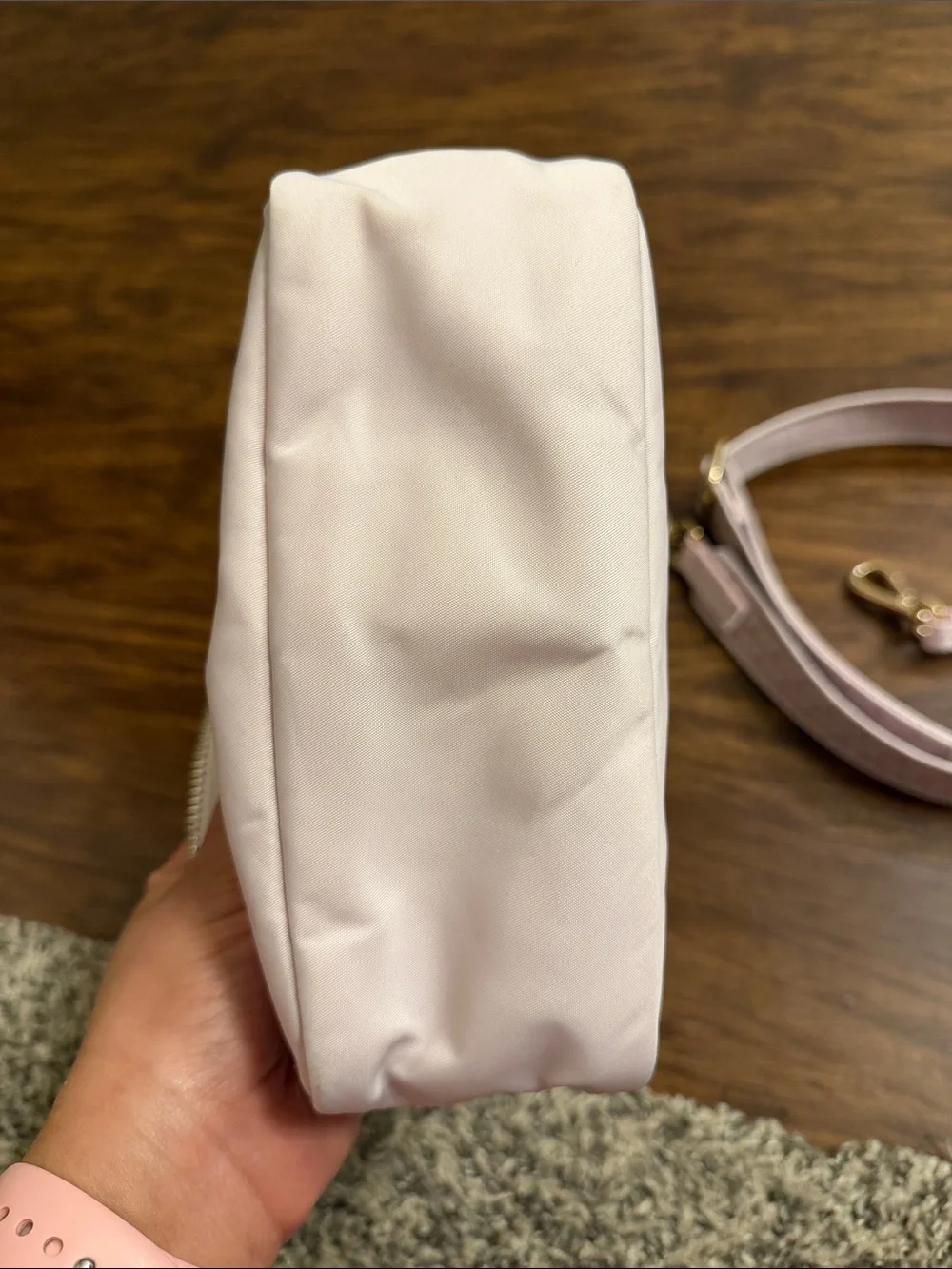 lululemon Everywhere crossbody bag - Blissful pink with Gold Hardware - Picture 11 of 14